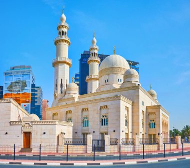 DUBAI, BAE - 1 Mart 2020: Dubai 'de Al Yaqub Camii' nin beyaz taşı güzel oyulmuş çiçek ve zikzak desenleriyle süslenmiştir, Deira.