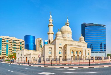 Al Yaqub Camii ve arkasında modern cam binalar bulunan Deira bölgesi Panoraması, Dubai, BAE