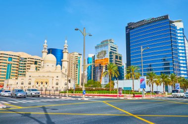 DUBAI, BAE - 1 Mart 2020: 1 Mart 'ta Dubai' de Al Yaqub camii ve etrafındaki cam binalarla Deira 'nın modern mimarisi