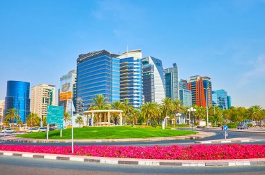 DUBAI, BAE - 1 Mart 2020 'de Dubai' de modern cam kaplamalı ve yemyeşil parklı Deira şehri