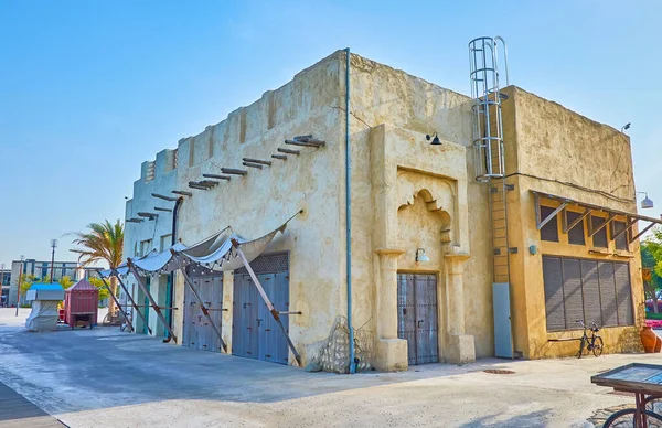 历史上著名的土生土长的库房里有阿联酋迪拜Al Seef街区的旅游商店和咖啡馆 — 图库照片
