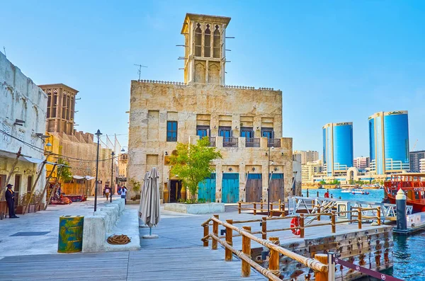 DUBAI, BAE - 1 Mart 2020 Dubai Creek Al Fahidi bölge bankası Dubai Creek 'e ve 1 Mart' ta Dubai 'deki modern yüksek binalara bakıyor.