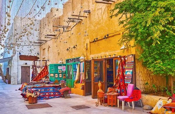 Büyük Halı Dükkanının Dışındaki Renkli Halı Halılar Seef Mahallesindeki Eski — Stok fotoğraf