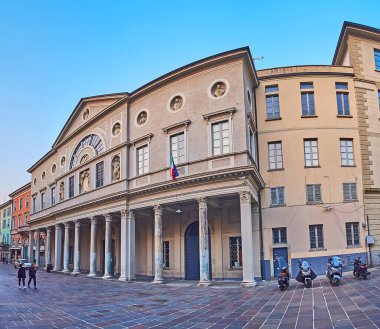 COMO, ITALY - 20 Mart 2022: 20 Mart 2022 'de, Largo Gianfranco Miglio Panoraması, Liceo Alessandro Volta Lisesi' nin dış görünüşüyle