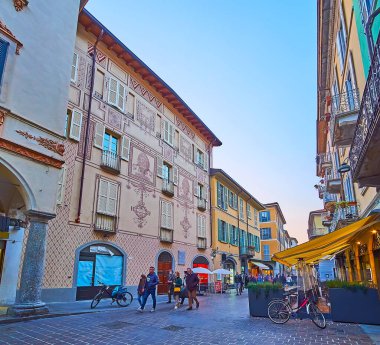 COMO, İtalya - 20 Mart 2022: 20 Mart 'ta Como' da Cesare Cantu Vadisi 'nde bulunan zengin dekore edilmiş fresklerle dolu malikane cephesi