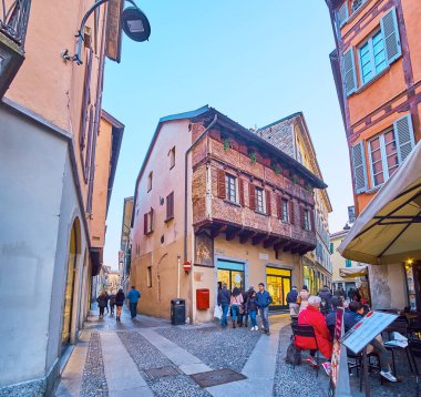 COMO, İtalya - 20 Mart 2022: 20 Mart 'ta Como' da, açık kafeleri ve tarihi evleri olan dar virajlı Via Natta Caddesi