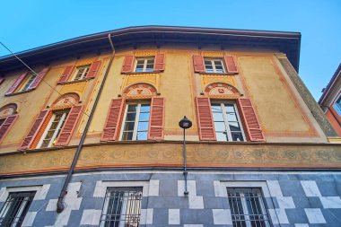 Konağın manzaralı ortaçağ duvarı korunmuş freskler, Via Bonanomi, Como, İtalya