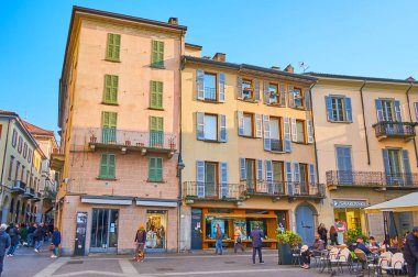 COMO, ITALY - 20 Mart 2022: 20 Mart 'ta Como' da tarihi konak, dükkan ve restoranlarla dolu Piazza del Duomo Meydanı
