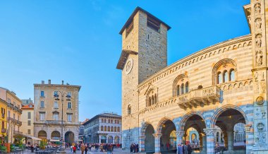 COMO, ITALY - 20 Mart 2022: 20 Mart 'ta Como' daki Piazza del Duomo Meydanı 'nda saat kulesi, tarihi kasaba evleri ve restoranlar ön cepheli panorama