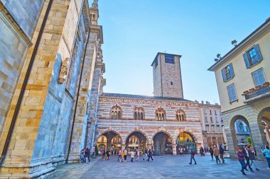 COMO, İtalya - 20 Mart 2022 Via Pretorio 'dan Broletto sarayının manzarası, 20 Mart' ta Como