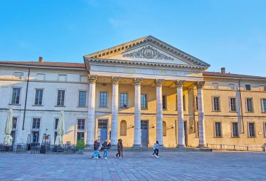 Teatro Sociale tiyatrosunun ön cephesi sütunları ve güzel pedikürleri olan Como, İtalya