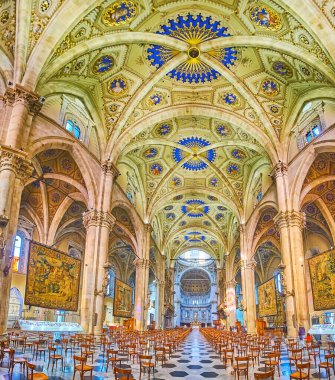 COMO, İtalya - 20 Mart 2022 Orta Çağ Santa Maria Assunta Katedrali 'nin renkli oyma ve boyalı mahzeni, 20 Mart' ta Como 'da