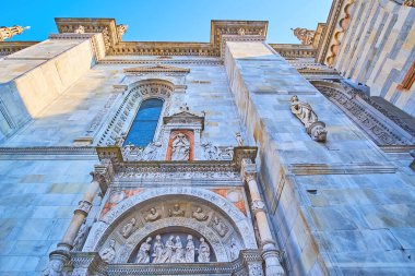 Santa Maria Assunta Katedrali 'nin dış dekorasyonları - kapı ve pencere çerçevelerine oymalar ve heykeller, Como, İtalya