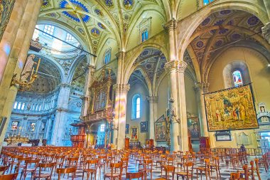 COMO, İtalya - 20 Mart 2022: 20 Mart 'ta Como' da Santa Maria Assunta Katedrali 'nin olağanüstü iç mimarisi