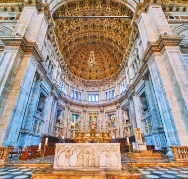 COMO, İtalya - 20 Mart 2022: Santa Maria Assunta Katedrali sunağı ve korosu, 20 Mart 'ta Como' da