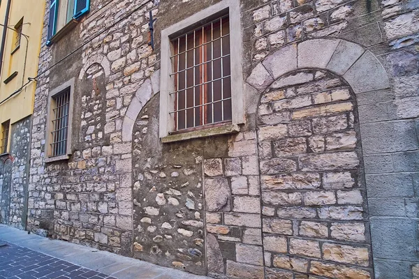 Die Fassade Hauswand Mit Gemauerten Gewölbten Pässen Como Italien — Stockfoto