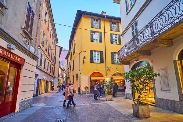 Como Itálie March 2022 Večerní Ulice Indipendenza Kavárnami Restauracemi Mnoha — Stock fotografie