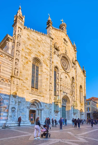 Como Italië Maart 2022 Ornate Gebeeldhouwde Stenen Gevel Van Kathedraal — Stockfoto