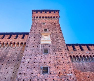 İtalya 'nın Milano kentindeki Sforza Kalesi' nin duvarları ve Kaya Armalı Bona di Savoia Kulesi