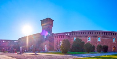 MILAN, ITALY - 5 Nisan 2022: 5 Nisan 'da İtalya' nın Milano kentinde, Bona di Savoia kulesi ile Sforza Kalesi 'nin kırmızı tuğlalı duvarlarının panoraması