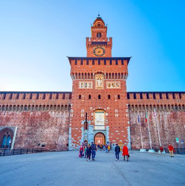 MILAN, İtalya - 5 Nisan 2022: Sforza 'nın Kalesi Milano' daki en iyi korunmuş ortaçağ nesnesi ve 5 Nisan 'da İtalya' nın Milano kentinde en çok ziyaret edilen tarihi eser.