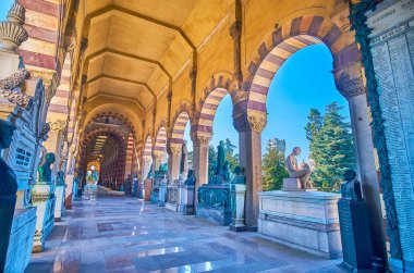 MILAN, ITALY - 5 Nisan 2022: Monumetal Mezarlığının taş mezarlarıyla kaplı galeri, 5 Nisan 'da İtalya' nın Milano kentinde