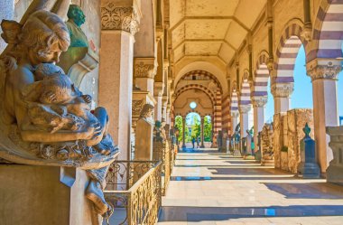 MILAN, ITALY - 5 Nisan 2022: 5 Nisan 'da İtalya' nın Milano kentindeki anıt mezarlıkta çocuklu annenin heykeli