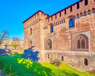 Milano 'daki ortaçağ başyapıtı Castello Sforzesco (Sforza' nın Kalesi) İtalya 'nın en yüksek duvarlı kalesidir.