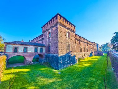 İtalya 'nın Milano kentindeki Sforza Kalesi' nin yüksek duvarlı ortaçağ Torre Falconiera tewer 'ı