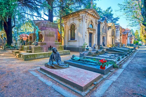 Linha Santuários Funerários Túmulos Com Esculturas Cemitério Monumental Milão Itália — Fotografia de Stock