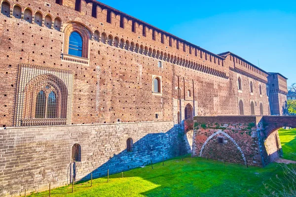 意大利米兰斯福尔扎城堡周围巨大的防御墙和深挖的护城河 — 图库照片