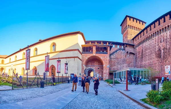 Milan Olaszország 2022 Április Séta Középkori Építészet Remekművének Sforza Kastélynak — Stock Fotó