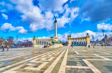 BUDAPEST, HUNGARY - 23 Şubat 2022: Yüksek sütunları ve sütunlarıyla Milenyum Anıtı Budapeşte 'nin 23 Şubat' ta Macaristan 'ın başkenti Budapeşte' de bulunan sembolüdür.