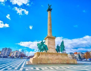 Üstte Başmelek Gabriel ve Budapeşte, Macaristan 'daki Kahramanlar Meydanı' nda yedi kabile reisi ile muhteşem bir sütun etrafında yürüyün.