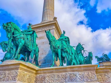 Macaristan 'ın Budapeşte kentindeki Kahramanlar Meydanı' nda bulunan yedi Macar liderin heykellerinin bulunduğu Milenyum Anıtı 'nın temelinde.
