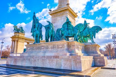 Macaristan 'ın Budapeşte kentindeki Kahramanlar Meydanı' ndaki Milenyum Anıtı 'nın taş temelindeki yedi reisin bronz heykelleri.