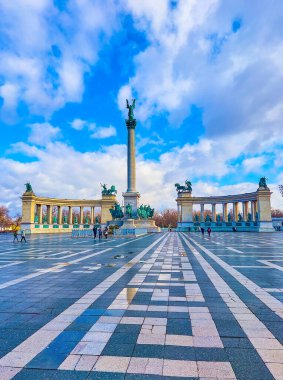 BUDAPEST, HUNGARY - 23 Şubat 2022: Hosok Tere (Kahramanlar Meydanı) üzerinde manzaralı geometrik döşeme, 23 Şubat 'ta Budapeşte, Macaristan