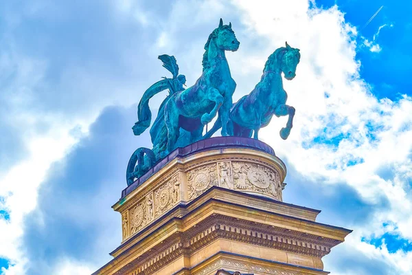 Het Bronzen Vredesbeeldhouwwerk Van Het Millennium Monument Complex Aan Heldenzee — Stockfoto