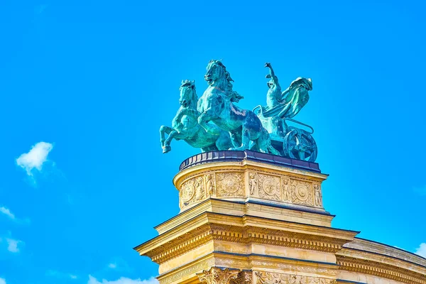 Macaristan Budapeşte Kahramanlar Meydanı Ndaki Milenyum Anıtı Sütununun Tepesinde Iki — Stok fotoğraf