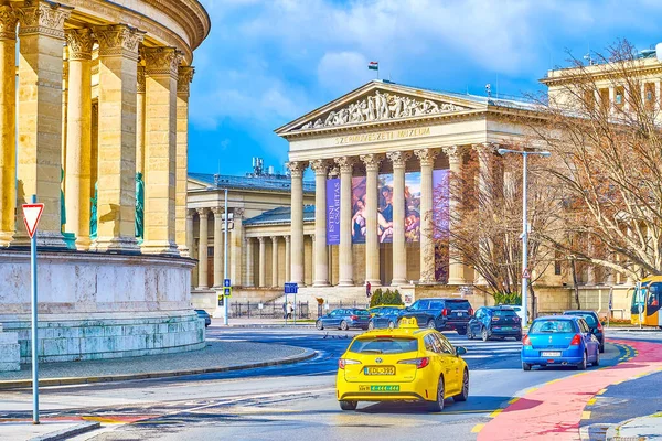 2022年2月23日 匈牙利布达佩斯 2月23日 英雄广场的交通 汽车经过千年纪念碑建筑群和美术博物馆 — 图库照片