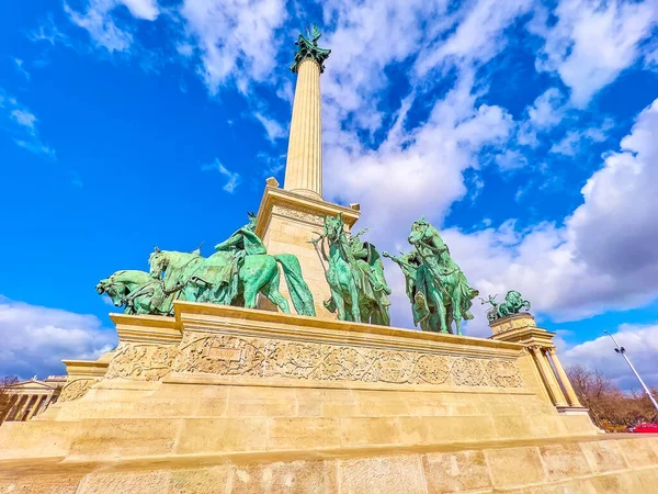 Unkarilaisten Päälliköiden Seitsemän Pronssihevosveistosta Millennium Muistomerkin Juurella Budapestin Heroes Square — kuvapankkivalokuva