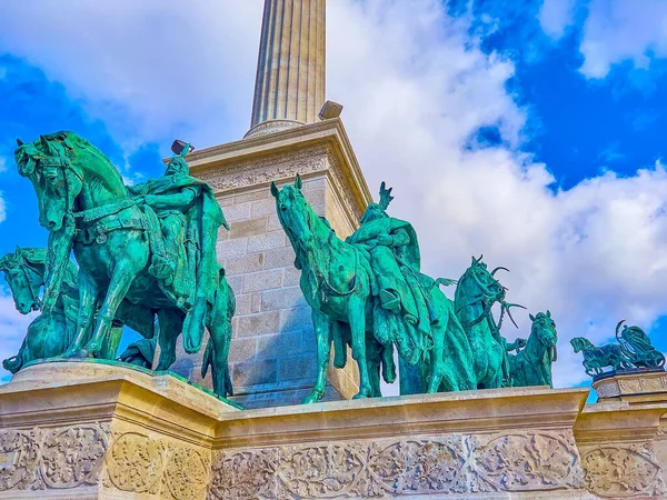 Základ Sloupu Památníku Tisíciletí Sochami Sedmi Maďarských Vůdců Který Nachází — Stock fotografie