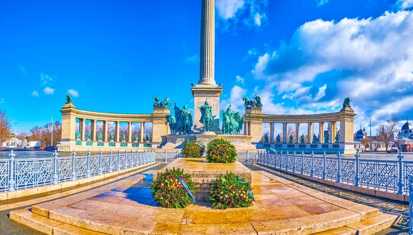 Kamień Pamięci Bohaterów Kwiatami Jest Częścią Kompleksu Millennium Monument Placu — Zdjęcie stockowe