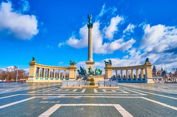 Památník Tisíciletí Nejatraktivnější Sochařskou Skupinou Města Nachází Náměstí Hrdinů Budapešti — Stock fotografie