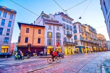MILAN, ITALY - 5 Nisan 2022: Corso Magenta caddesinde akşam saatlerinde, merkezi mahallelerdeki aydınlatılmış tarihi binalar, 5 Nisan 'da İtalya' nın Milano kentinde