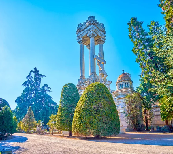 Величезний Похоронний Мавзолей Колонами Хрестом Одним Найдивовижніших Меморіальному Кладовищі Мілані — стокове фото