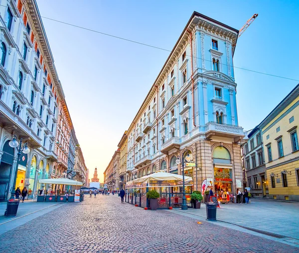 Μιλανο Ιταλια Απριλιου 2022 Διάσημη Εμπορική Οδός Dante Διαθέτει Υπέροχα — Φωτογραφία Αρχείου