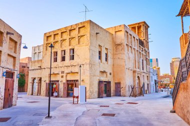 Al Seef 'in turist dükkanları, sanat galerileri, antika dükkanları, restoranlar veya oteller, Dubai, BAE gibi eski semtlerdeki Adobe evleri.