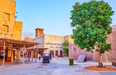 Eski turist Al Seef mahallesinde dar virajlı sokaklar ve geleneksel kerpiç evleri olan Dubai, BAE sokaklarında yürü.