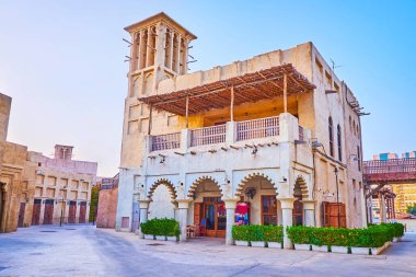 Kemerli terası olan manzaralı kerpiç köşkü ve yel rüzgar kapanı, Al Seef, Dubai, BAE